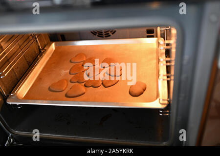 Biscotti al cioccolato la cottura in forno. Primo piano con dof poco profondo. Foto Stock