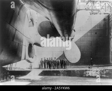 RMS Titanic, White Star della linea-olimpico nella classe Harland e Wolff cantiere, Belfast, Irlanda , poco prima del suo lancio il 13 maggio 1911. Affondato nel suo viaggio inaugurale a New York, 12 aprile 1912 con la perdita di più di 1.500 vive. Foto Stock