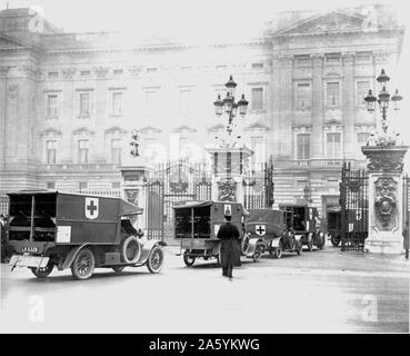 Convoglio di ambulanze motorizzata organizzato dalla Croce Rossa Britannica arrivando a Buckingham Palace di Londra, che dovrà essere riesaminato dal re George V. Fotografia. Foto Stock