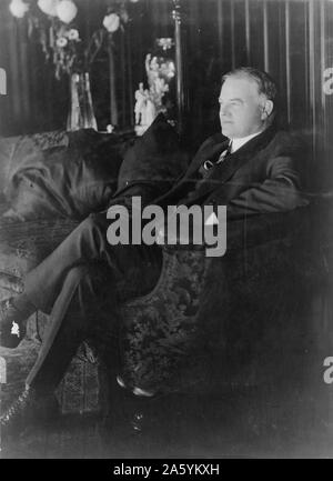 Herbert Hoover, ritratto a figura intera, seduto sul divano, rivolto verso sinistra 1929-30. Herbert Hoover Clark (10 agosto 1874 - 20 ottobre 1964) era il trentunesimo Presidente degli Stati Uniti (1929-1933). Foto Stock