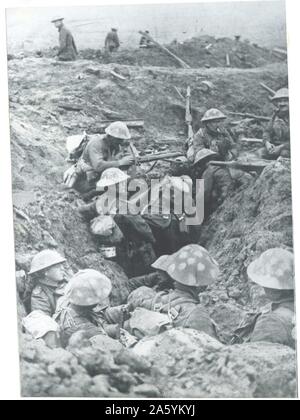 La prima guerra mondiale: il britannico 'push' nelle Fiandre: le truppe scavate nel lungo la strada a Ypres, novembre 1914. Foto Stock