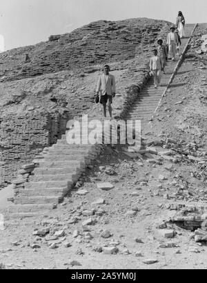 La ricostruzione della scala del Neo-Sumerian grande Ziggurat di Ur, vicino a Nassiriya in Iraq. Ziggurat erano stati costruiti dai Sumeri, Babilonesi, Elamiti, Acadians e assiri per religioni locali. Ogni ziggurat era parte di un tempio complesso che comprendeva altri edifici. I precursori degli ziggurat sono state sollevate le piattaforme che data dal periodo Ubaid, durante il IV millennio a.c. Foto Stock