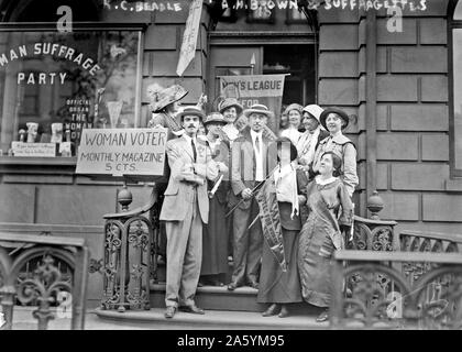 I membri di uomini della Lega per la donna al di fuori di Suffragio 48 East 34th St., sede della donna a suffragio delle parti di Manhattan Foto Stock