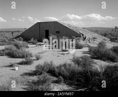 Edwards Air Force Base in base a sud di Sled via, terra coperta tipi di bunker, a nord di Sled via, Lancaster, nella contea di Los Angeles, CA Foto Stock