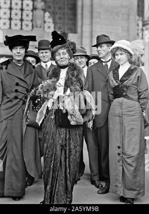 American suffragette, Miss Lucy ustioni di C.U.W.S., a sinistra con la sig.ra Emmeline Pankhurst Foto Stock