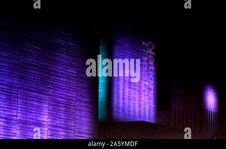 Il Royal National Theatre di notte. Progettato da Sir Denys Lasdun e Peter Softley. Aperto nel 1976 AD. Nota a livello internazionale come il Teatro Nazionale di Gran Bretagna. Foto Stock