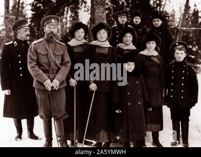 Fotografia del Tsar Nicholas II dal russo famiglia reale. intorno al momento della sua abdicazione nel marzo 1917. L'immagine mostra il Romanovs si fermò all'aperto a Carskoe Selo, Russia. Fotografato a circa 1916-1917. Foto Stock