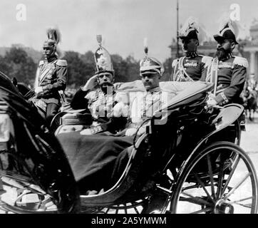 Fotografia del Tsar Nicholas II dal russo famiglia reale. Ultimo Imperatore di Russia, Granduca di Finlandia, e il re di Polonia. Mostra il Tsar in un carro trainato da cavalli e pieno uniforme. Foto Stock