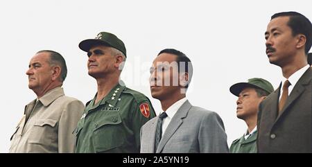 Da sinistra a destra (prima fila) presidente Lyndon Johnson USA, General Westmorland (comandante Usa in Vietnam), generale Thieu aria Vice Marshall Ky del Vietnam del Sud. 1967 o 1968 Foto Stock