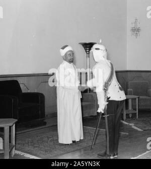 Ventiquattresimo anniversario della Rivolta Araba sotto il re Hussein & Lawrence 1940. L'Emiro essendo congratulato da Glubb Pasha. Foto Stock
