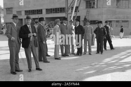 I membri della commissione reale visitando il Jaffa Custom House 1936. Foto Stock