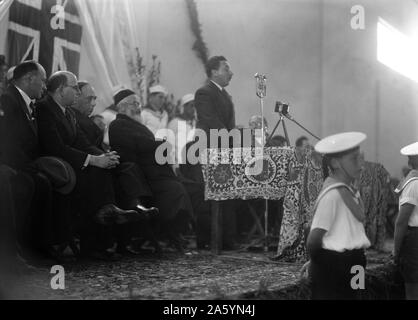 Apertura ufficiale di Tel Aviv Port 1938. Leader del popolo ebraico partito politico, signor Shertok rivolgendosi al pubblico. Foto Stock