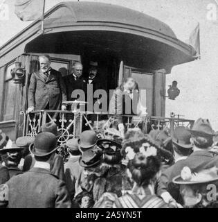 Il presidente William McKinley 1900. Stringe la mano dalla parte posteriore della piattaforma. Foto Stock