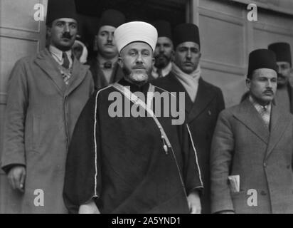 Disturbi della Palestina 1937. Il Gran Mufti. Haj Amin el-Hussein, con accompagnatori, lasciando gli uffici della Palestina commissione reale dopo aver dato la sua prova Foto Stock