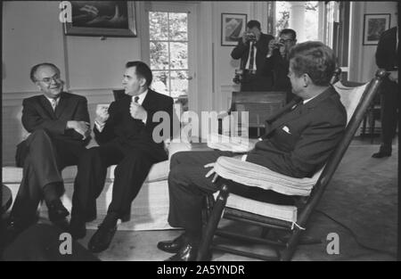 Da sinistra a destra, ambasciatore sovietico negli Stati Uniti, Anatoly F. Dobrynin e il ministro degli esteri sovietico Andrei Gromyko, parlando con il Presidente John F Kennedy, chi è seduto nella sedia a dondolo, alla Casa Bianca di Washington, D.C. 1962 Ott. 18. Durante la crisi dei missili di Cuba Foto Stock