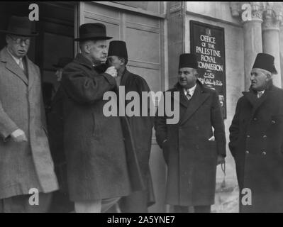 Disturbi della Palestina. Signore Peel & il diritto on. Sir Horace Rumbold, Presidente e Vice Presidente della Palestina commissione reale lasciando gli uffici dopo assunzione di prove da Arabo Comitato superiore Foto Stock