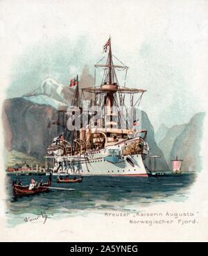 Kreuzer "Kaiserin Augusta" Norwegischer Fjord tra 1892 e 1910. Cartolina con l incrociatore SMS Kaiserin Augusta, in un fiordo norvegese. Foto Stock