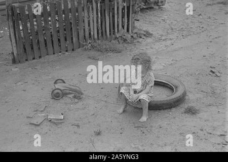 Bambino abitatori Circleville 'Hooverville,' central Ohio. 1938 Estate. Foto Stock