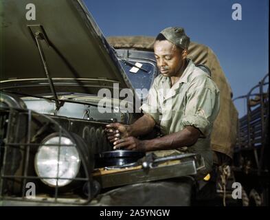 African American meccanico, nell'esercito motore sezione manutenzione a Ft. Knox, Kentucky, Stati Uniti d'America. Foto Stock