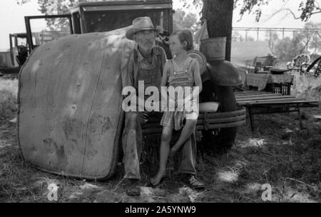 Veterano migrante lavoratore agricolo con sua figlia si accampò sul fiume Arkansas, carro County, Oklahoma da Russell Lee, 1903-1986, fotografo 19390101. Foto Stock