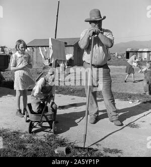 Dintorni di Salinas, California. Crescendo rapidamente insediamento dei lavoratori di lattuga. La famiglia da Oklahoma sedimentazione in un abitazione di fortuna da Dorothea Lange 1895-1965, datata 1939 Foto Stock