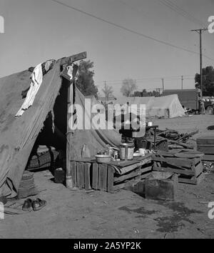 Vicino a Holtville, Imperial Valley, California. Migratori alloggiamento del lavoro durante il raccolto di carota. Questo campo di proprietà del titolare della drogheria adiacente e general store che consente ai lavoratori di camp qui con noleggio gratuito. Circa sessanta famiglie vivevano in camp da Dorothea Lange 1895-1965, datata 1939 Foto Stock