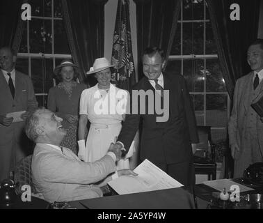 Washington, D.C. 11 luglio 1941 . Robert Jackson ha prestato giuramento come associare la giustizia della Corte suprema al presidente Roosevelt office prima di un pubblico che comprende la maggior parte degli alti funzionari della nuova trattativa con la quale egli era stato associato per sette anni. Foto Stock