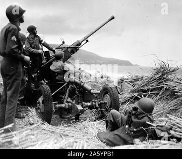 Veicolo antiaereo Bofors gun in posizione su una collinetta che domina la spiaggia in Algeria, durante la Seconda Guerra Mondiale. Datata 1943 Foto Stock