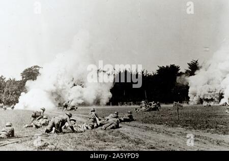 Fotografia del 326fanteria, ottantaduesima divisione, in avanzamento su posizioni nemiche in Choloy, Francia. Datata 1918 Foto Stock