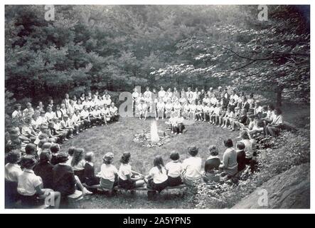 American Summer Camp nel 1935 per quasi cento anni all'Aloha alveare in Fairlee, Vermont hanno concluso la loro giornata con una sensazione di magia e di comunità nel cerchio di sera. Foto Stock