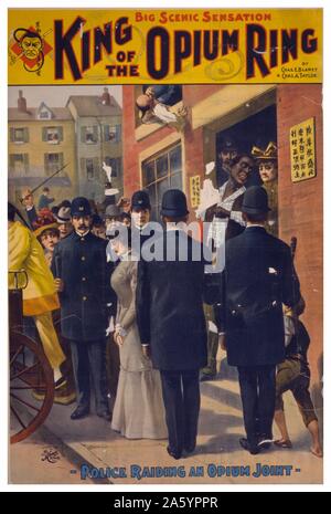 Un Americano di oppio den è razziato dalla polizia. Re dell'anello di oppio grande sensazione scenica : da Chas. E. Blaney (1944) & Chas. A. Taylor (1942). Colore. c1899. Foto Stock