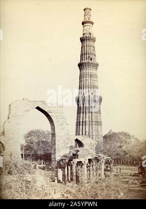 Qutb Minar a Delhi da Samuel Bourne (1834-1912). Questo scanalate, pietra arenaria rossa struttura è più alte del mondo minareto in mattoni e fu eretta tra il 1193 e il 1368. Foto Stock