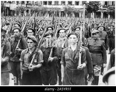 Guerra civile spagnola: nazionalista (pro Franco) i soldati in treno in Plaza del Castillo, Pamplona. 1937 Foto Stock