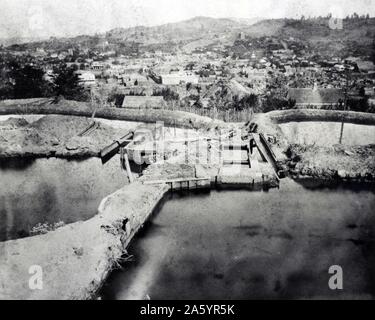 Fotografia mostra serbatoi utilizzati per l estrazione mineraria placer oro a Columbia, Tuolumne County, California. Datata 1866 Foto Stock