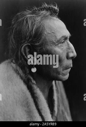 Stampa fotografica di Aki-sarsi tanni. Fotografata da Edward S. Curtis (1868-1952) American etnologo e fotografo del West americano e dei Nativi Americani i popoli. Datata 1929 Foto Stock