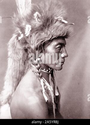 Stampa fotografica di giallo Rene, Piegan. Fotografata da Edward S. Curtis (1868--1952) American etnologo e fotografo del West americano e dei Nativi Americani i popoli. Datata 1910 Foto Stock