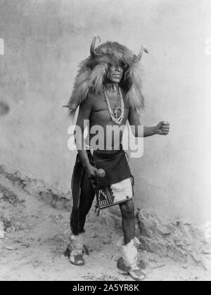 Stampa fotografica di Isa ballerino di buffalo. Fotografata da Edward S. Curtis (1868-1952) American etnologo e fotografo del West americano e dei Nativi Americani i popoli. Del 1926 Foto Stock