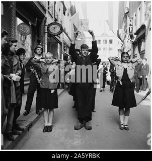 La seconda guerra mondiale : i membri dell'NSB (nazionale olandese partito socialista) e con il suo capo rasato "collaboratori" arrestati dalla resistenza olandese. Foto Stock