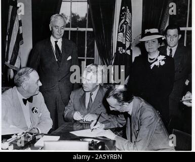 La firma della dichiarazione di Filadelfia ha avuto luogo presso la Casa Bianca a Washington DC, il 17 maggio 1944. Seduti da sinistra a destra; il presidente statunitense Franklin Delano Roosevelt, Walter Nash, E.J. Phelan. In piedi da sinistra a destra: il Segretario di Stato americano Cordell Hull, Segretario di Stato americano per lavoro Frances Perkins, ILO Assistente Direttore Lindsay Rogers. Foto Stock