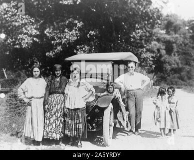 1930 USA. gypsy donne e bambini, e l'uomo con automobile Foto Stock