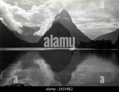 Mitre Peak, Milford Sound, Nuova Zelanda, 1945. Foto Stock