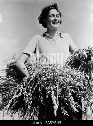 Donna americana lavorando su una fattoria durante la seconda guerra mondiale 1942 Foto Stock