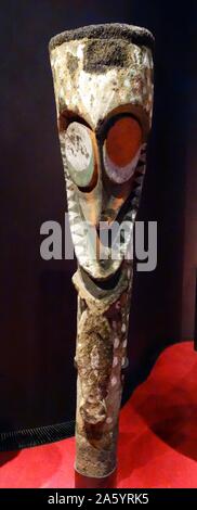 Il Melanesian sculture in corteccia o legno di grande spirito figure. Dall'isola di Ambrym nell'arcipelago del Pacifico di Vanuatu. Xx secolo Foto Stock