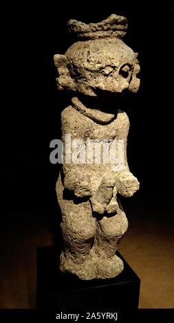 Lawolo' una protezione maschile statua, utilizzato per paura di un nemico da Nias, Indonesia. Xix secolo pietra calcificata Foto Stock