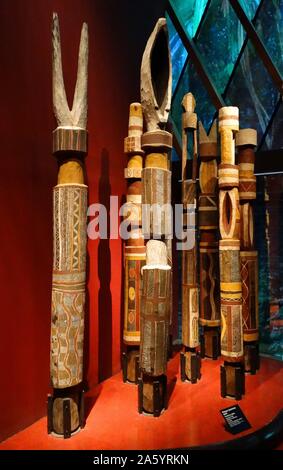 Di legno verniciato, tribale Pali funerari, fatta dal popolo Tiwi di Bathurst Island, in Australia. Quasi 2.500 Tiwi vivono in Bathurst e Melville isole che compongono le isole Tiwi. Anni Cinquanta Foto Stock