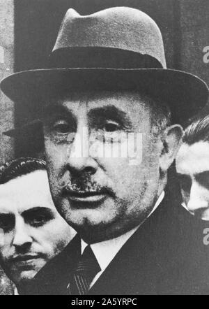 Juan Ventosa Calvell (Barcellona , 7 Marzo 1879 - Lausanne , 17 agosto 1959 ) Avvocato, economista e uomo politico . Egli è stato il ministro spagnolo delle finanze e alimentazione durante il regno di Alfonso XIII. Una delle più importanti figure del catalano il regionalismo politico , come fondatore del campionato regionalista . Allo scoppio della guerra civile, ha lavorato con il lato del generale Franco così costante in Burgos , lavorando all'estero nel rimpatrio di capitali attraverso la sua capacità come un avvocato dalla Banca di Spagna . Foto Stock