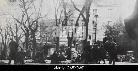 Spagnolo protezioni civile prendere la copertura dai cecchini durante un episodio di violenza in Barcellona 1936 Foto Stock