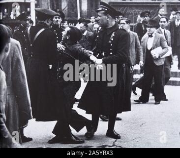 Maggio 1936 protester arrestati a Barcellona a causa di rabbia oltre l'annullamento di maggio alle celebrazioni del Giorno Foto Stock