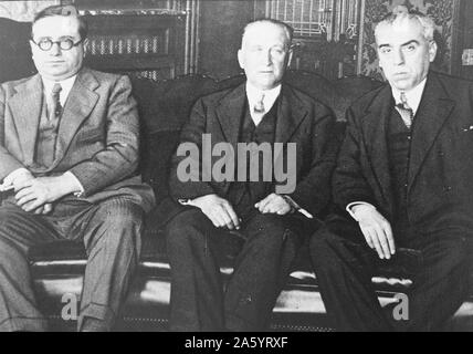 Da sinistra a destra socialista spagnolo politici: Araquistáin Luis Quevedo, largo caballero e Antoni Fabra i Ribas. Luis Araquistáin Quevedo (1886 - 1959) spagnolo scrittore e politico. ambasciatore di Germania 1932-36. ambasciatore di Francia 1936-39. Francisco Largo Caballero (1869 - 1946), politico spagnolo e sindacalista. Egli è stato uno dei leader storici del socialista spagnolo Workers' Party (PSOE) e dei lavoratori Unione generale (UGT). Nel 1936 e 1937 ha servito come primo ministro. Antoni Fabra i Ribas (1879 - 1958) spagnolo scrittore e politico socialista ideologo. Foto Stock