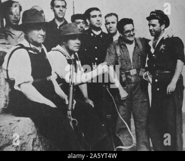 Largo Caballero visite posizioni repubblicana intorno a Madrid durante la Guerra Civile spagnola 1936. Francisco Largo Caballero ( 1869 - 1946), politico spagnolo e sindacalista. Egli è stato uno dei leader storici del socialista spagnolo Workers' Party (PSOE) e dei lavoratori Unione generale (UGT). Nel 1936 e 1937 Caballero è servito come primo ministro della Seconda Repubblica spagnola durante la Guerra Civile Spagnola. Foto Stock